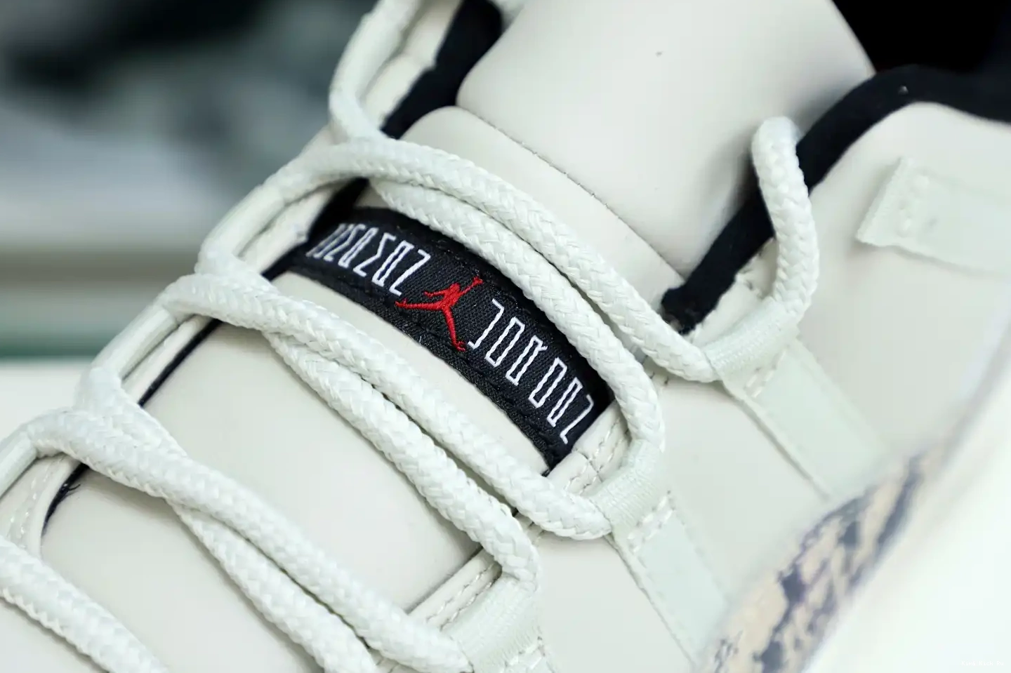 Kimikick BONE AIR SNAKESKIN LIGHT LOW 11 JORDAN 0419